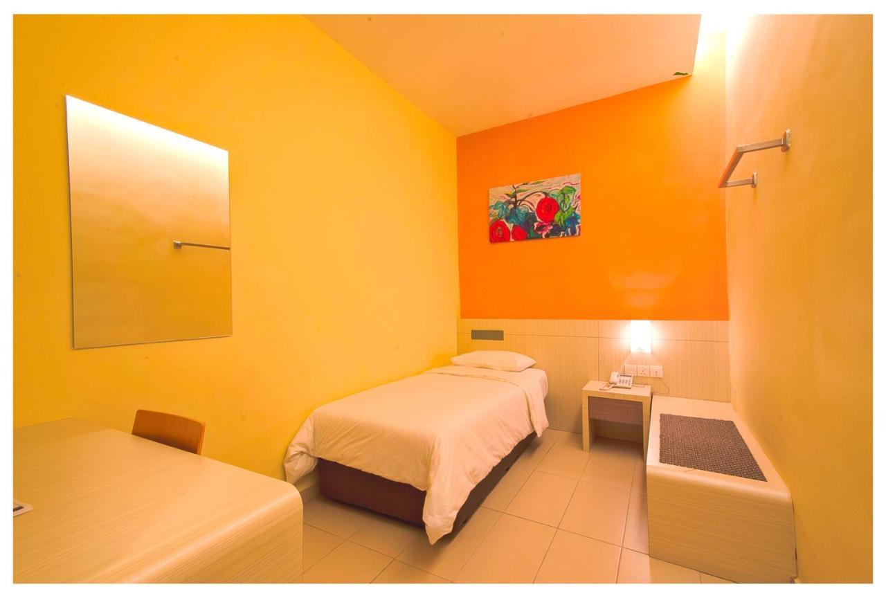 Prime City Express Hotel Kluang Buitenkant foto